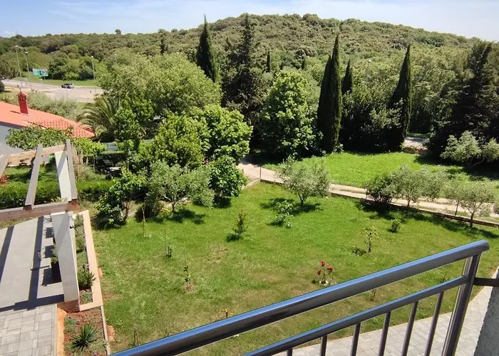 Apartments E&F, Veruda Porat, Free Parking