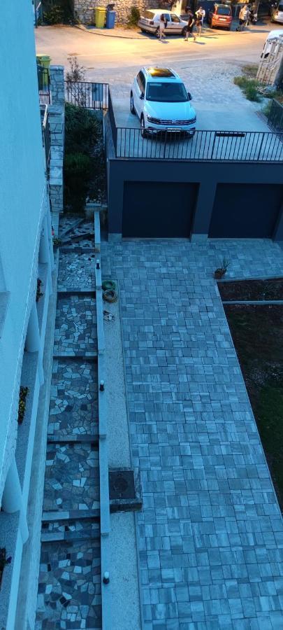 E&f, Veruda Porat, Free Parking